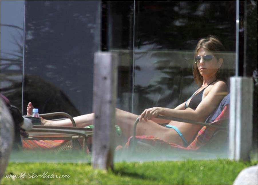 MRSKIN :::Jennifer Aniston paparazzi bikini shots and topless posing pics.