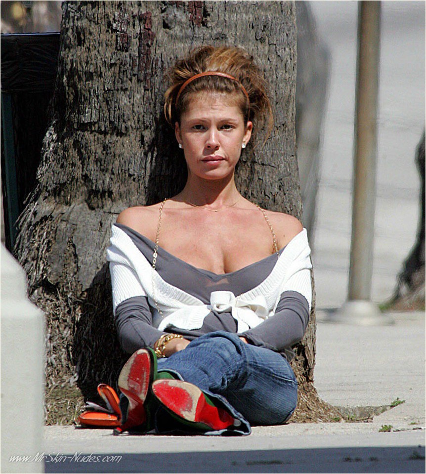 http://www.famous-people-nude.com/celebs/nikki-cox/nikki-cox_10.jpg.